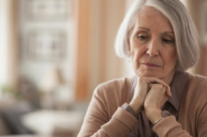 Maltraitance d’une personne âgée : que faire quand on est aidant ?