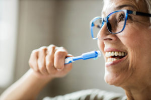 Maintenir le brossage de dents d’un malade Alzheimer : pourquoi et comment ?