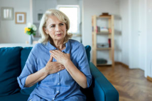 « J’ai des palpitations » : cette personne âgée à domicile doit-elle s’inquiéter ?