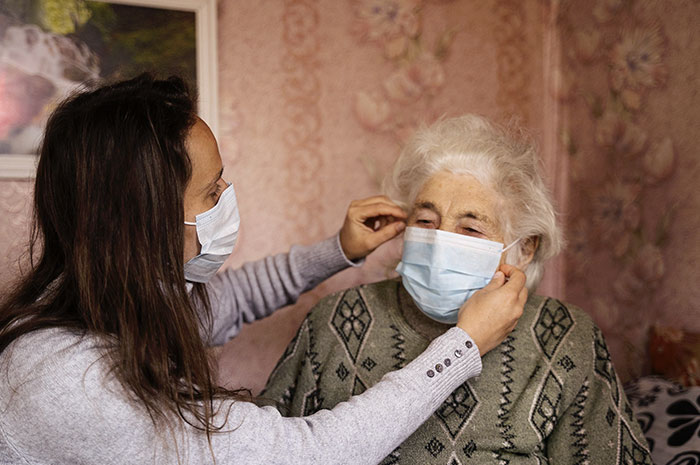 Les personnes atteintes de la maladie d’Alzheimer sont-elles plus vulnérables face au Covid-19 ?