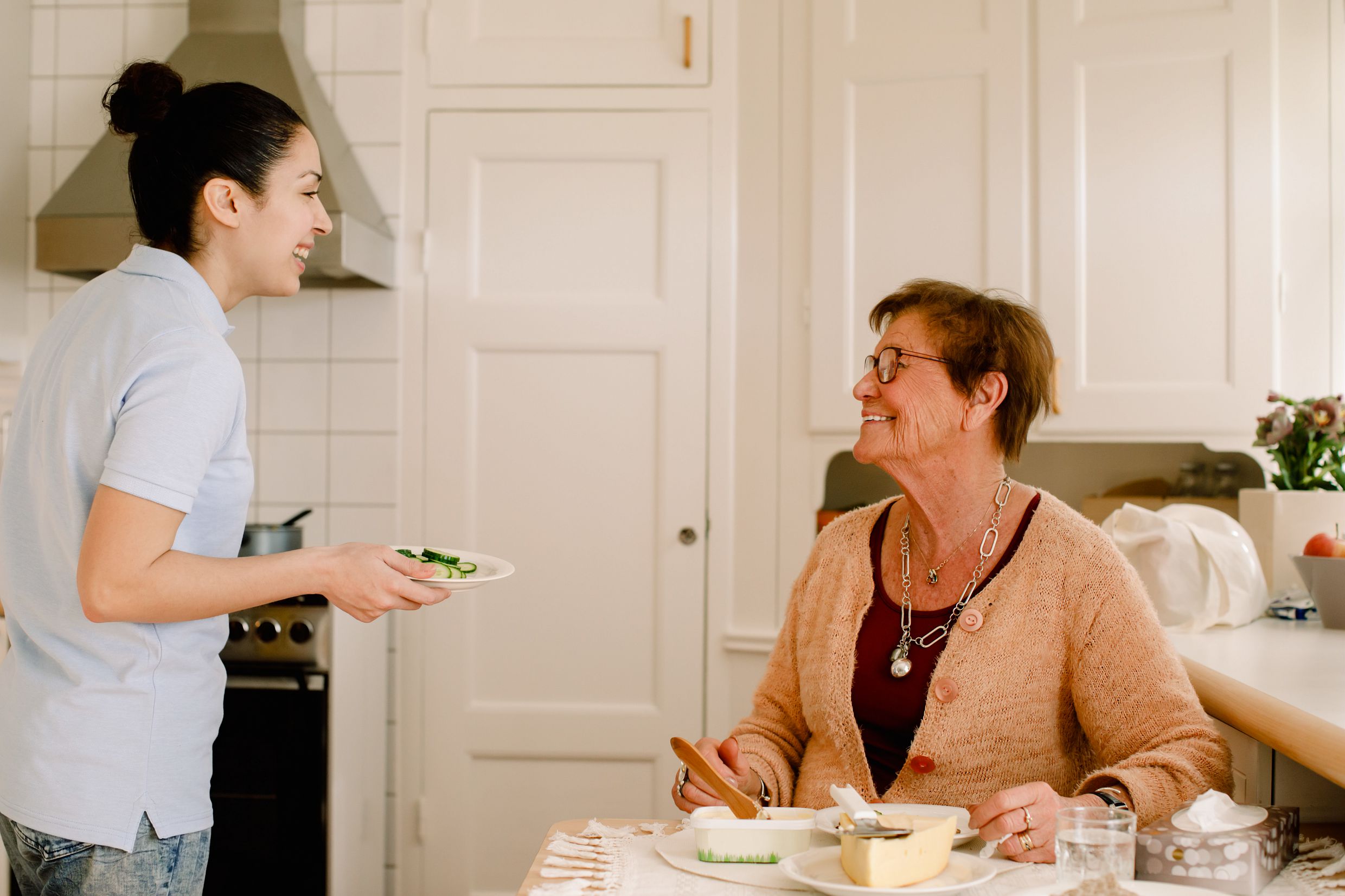 Aide à Domicile & Auxiliaire de Vie pour Personnes Âgées 