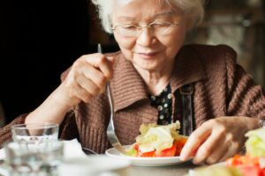 Dénutrition chez les personnes âgées : savoir repérer et réagir