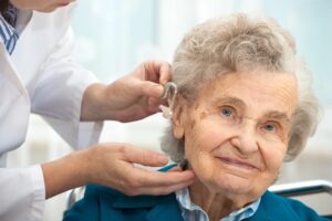 Troubles de l’audition chez les seniors : mieux entendre pour mieux communiquer