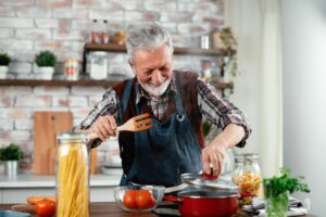 Aides techniques pour la cuisine : préparer les repas et manger en toute autonomie malgré la perte d&rsquo;autonomie