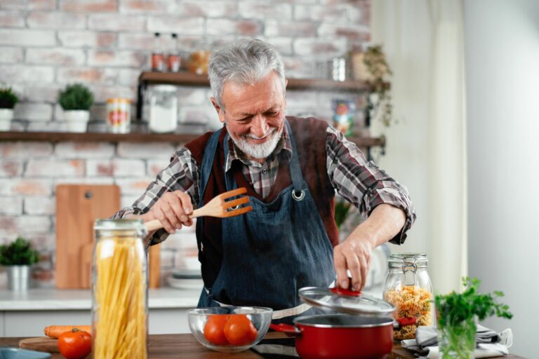 Aides techniques pour la cuisine : préparer les repas et manger en toute autonomie malgré la perte d&rsquo;autonomie