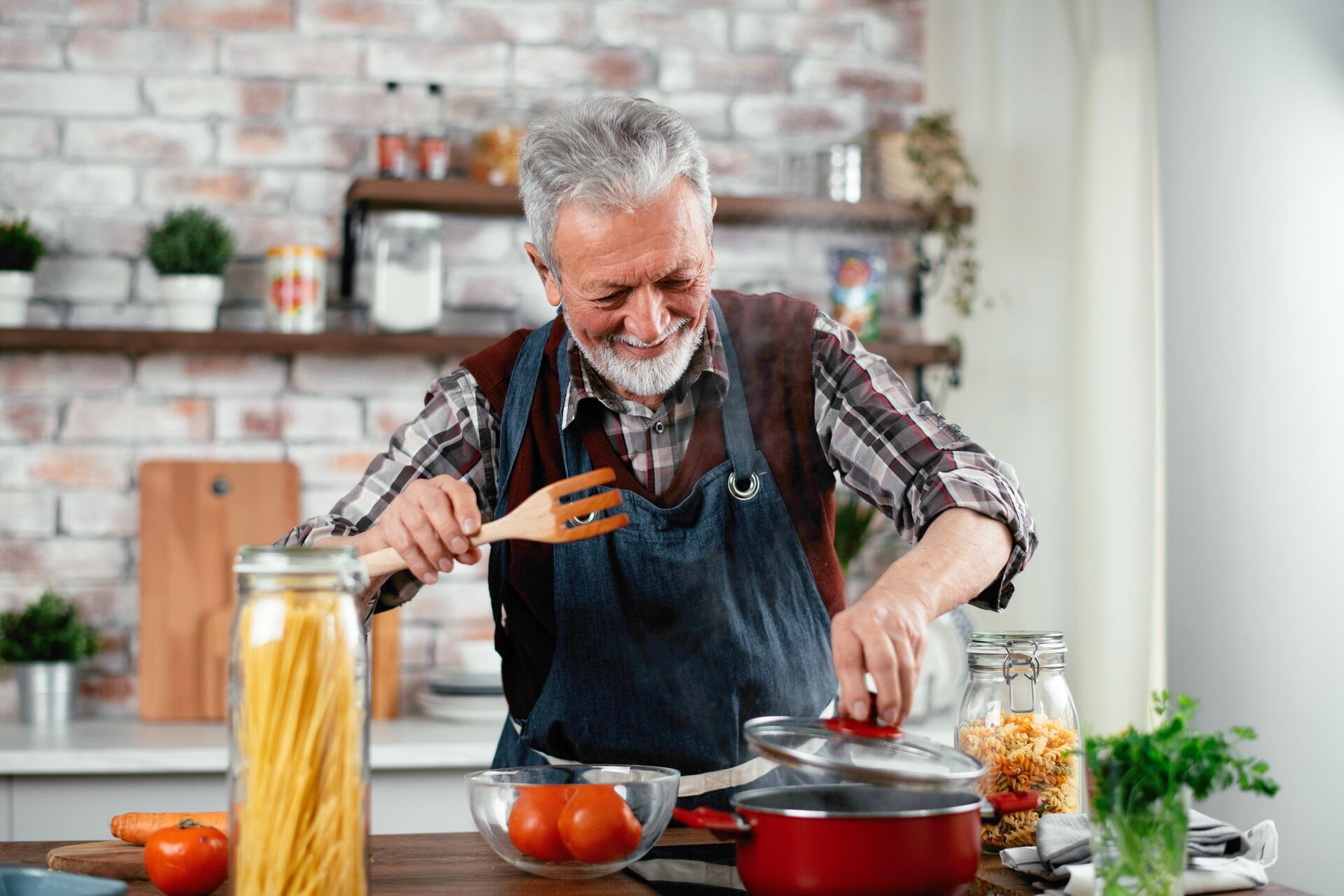 Aides techniques pour la cuisine : préparer les repas et manger en toute autonomie malgré la perte d&rsquo;autonomie