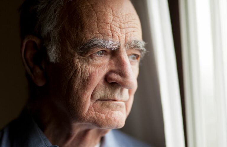 Maladie d’Alzheimer : à partir de quand s’inquiéter ? 5 signes qui ne trompent pas