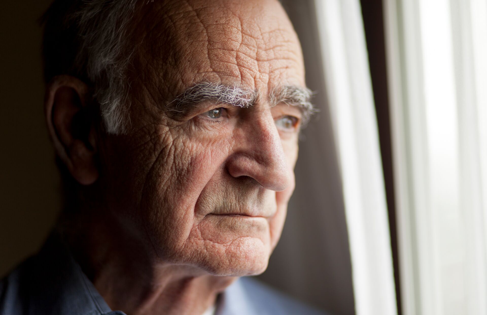 Maladie d’Alzheimer : à partir de quand s’inquiéter ? 5 signes qui ne trompent pas